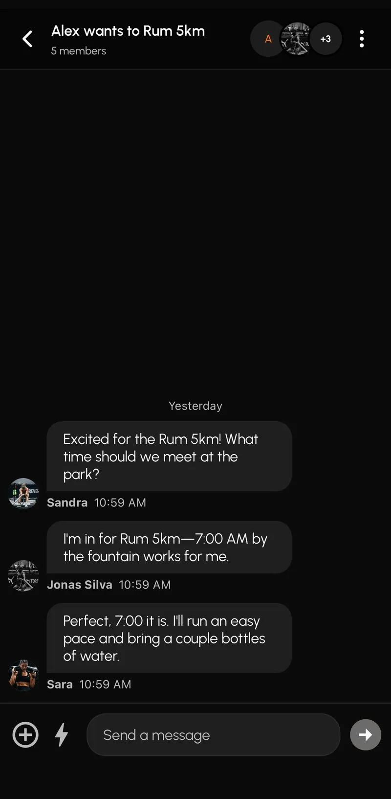 Gruppenchat einer Lauf-Aktivität auf RoxConnect, in dem Athleten die Uhrzeit vereinbaren